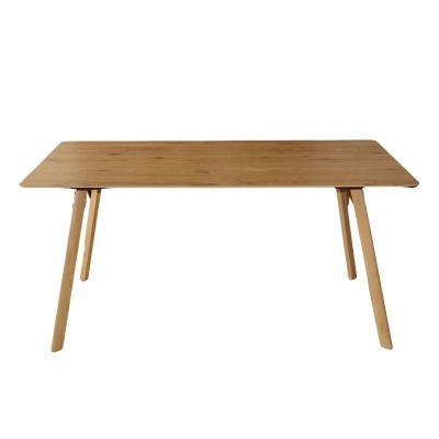 Mesa retangular de madeira clara com pernas inclinadas