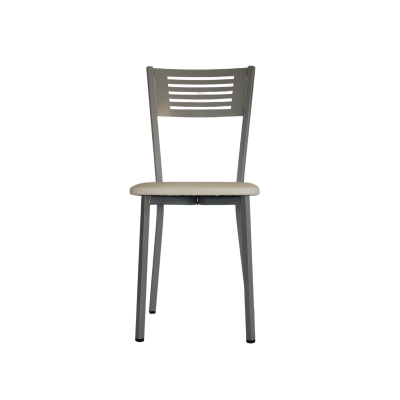 Cadeira metálica cinza com assento estofado bege e encosto com cortes horizontais