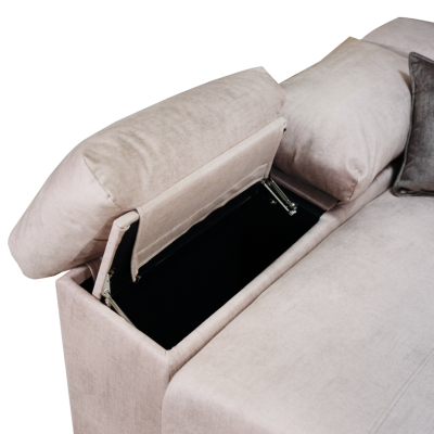 Sofá bege claro com espaço de arrumação aberto