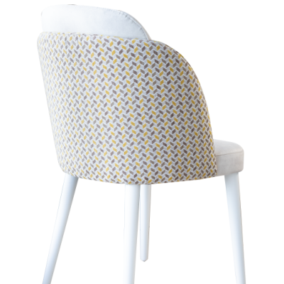 Cadeira branca com assento acolchoado e padrão geométrico colorido no encosto