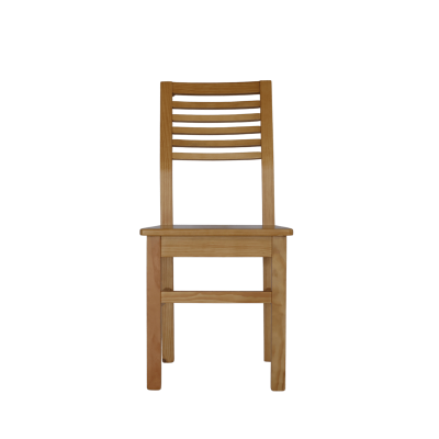Cadeira de madeira clara com encosto em ripas horizontais