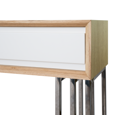 Mesa de apoio com corpo em madeira clara, gaveta branca e pernas metálicas cromadas