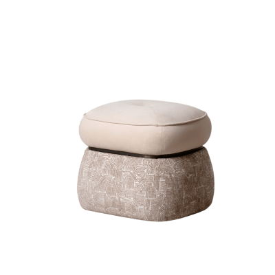 Pufe decorativo quadrado bege com textura abstrata na base