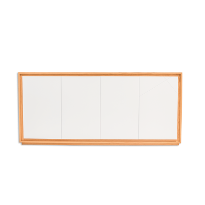Móvel em madeira clara com quatro portas brancas e padrão geométrico subtil