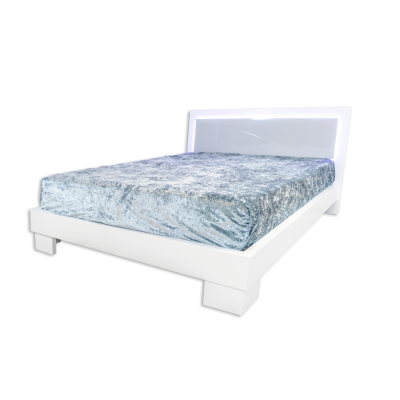 Cama branca com colchão cinza e cabeceira iluminada