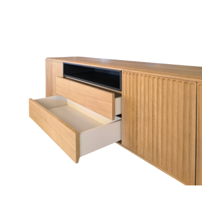 Móvel de madeira clara com gavetas abertas e padrão texturizado vertical