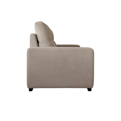 Sofá bege de perfil com braços largos e encosto almofadado