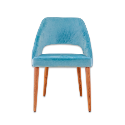 Cadeira azul com pernas de madeira clara em fundo preto