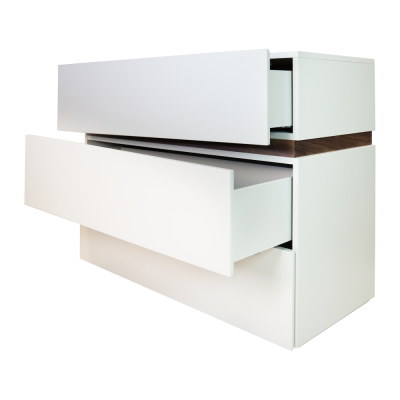 Móvel branco com gavetas abertas e detalhe em madeira escura