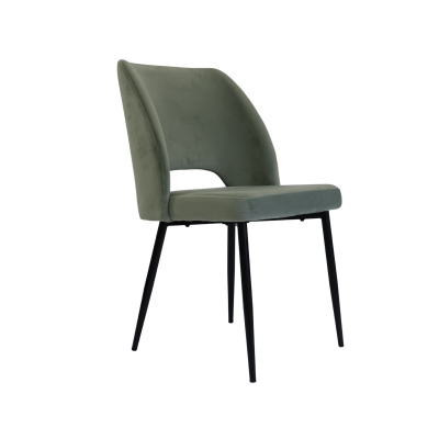 Cadeira verde estofada em veludo com pernas pretas
