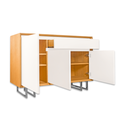 Móvel de madeira clara com portas e gaveta brancas abertas