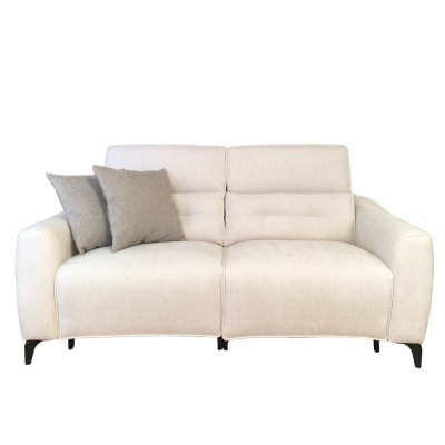 Sofá de dois lugares bege com almofadas cinzentas