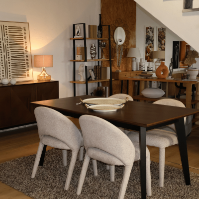 Mesa de madeira escura com quatro cadeiras bege em sala de jantar decoração moderna