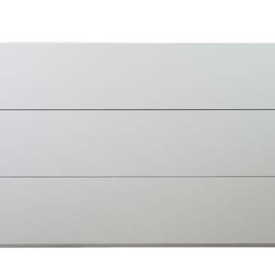 Três painéis horizontais brancos alinhados sobre fundo branco