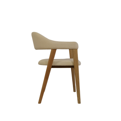 Cadeira de madeira clara com assento e encosto estofados creme sobre fundo preto