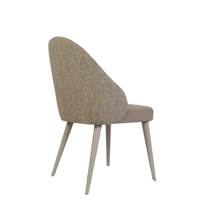 Cadeira estofada bege com pernas claras inclinadas