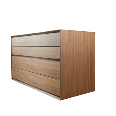 Cómoda de madeira com três gavetas horizontais, acabamento natural