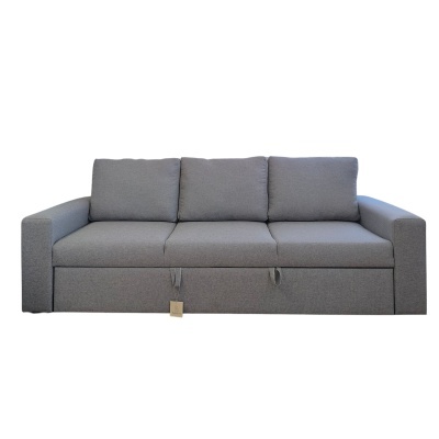 Sofá-cama cinza com três almofadas e puxadores no assento