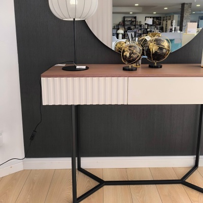 Aparador moderno com globos terrestres e lâmpada branca