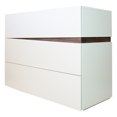 Cômoda branca moderna com detalhe em madeira escura