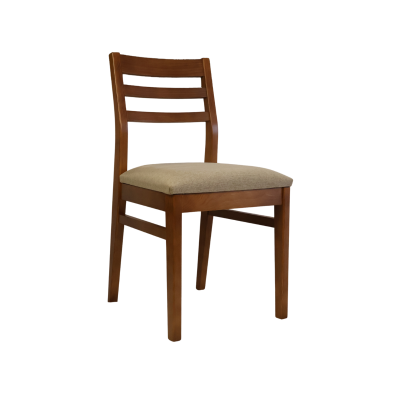 Cadeira de madeira com assento estofado bege e encosto de ripas horizontais