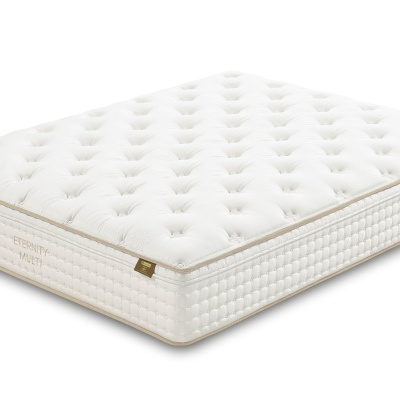 Colchão branco com padrão acolchoado e etiqueta castanha