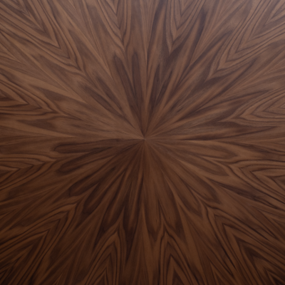 Mesa redonda em madeira com padrão geométrico radial