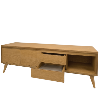 Móvel de madeira clara com gavetas abertas e porta