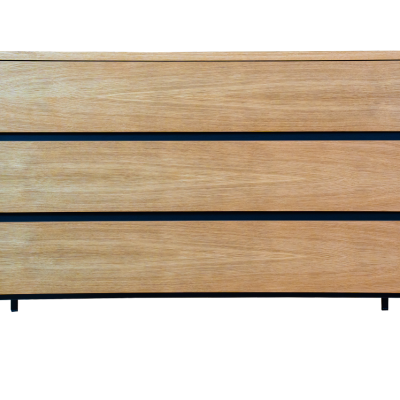 Cómoda de madeira com três gavetas e pés pretos