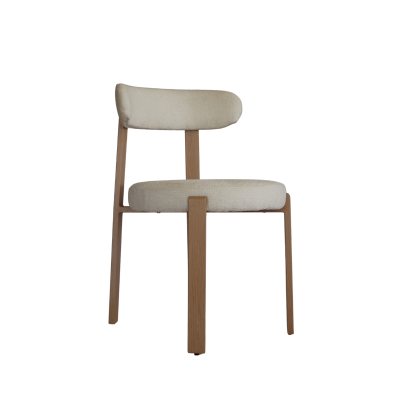 Cadeira com assento e encosto estofados creme e pernas em madeira clara