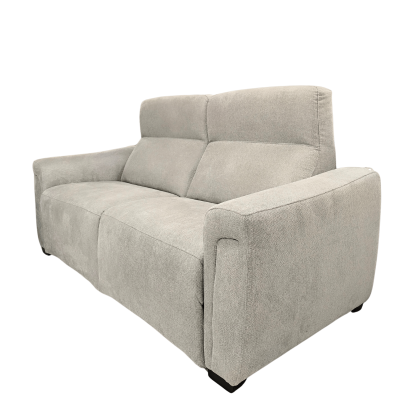 sofá cinza claro de três lugares com encosto reclinável e pés pretos