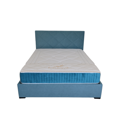 Cama com cabeceira azul e colchão branco e azul com logo Futurocol
