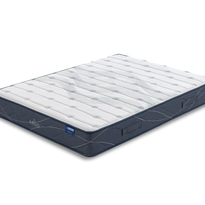 Colchão branco com laterais cinza escuro e etiquetas azuis