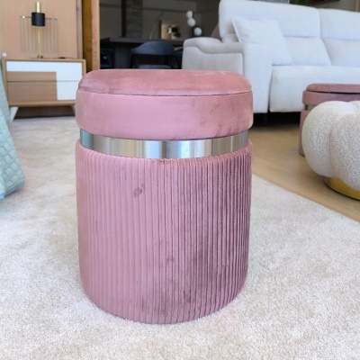 Pufe rosa de veludo com faixa metálica prateada