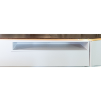 Móvel de TV branco com tampo em madeira castanha e três compartimentos