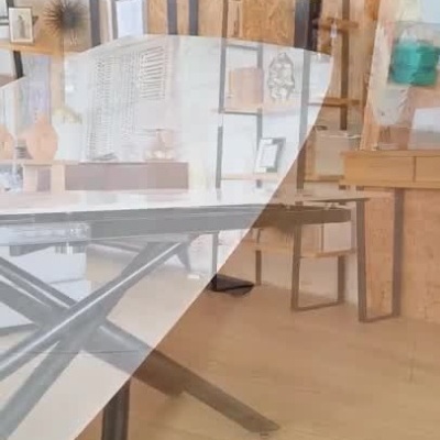 Mulher a expandir mesa branca com base preta em sala decorada