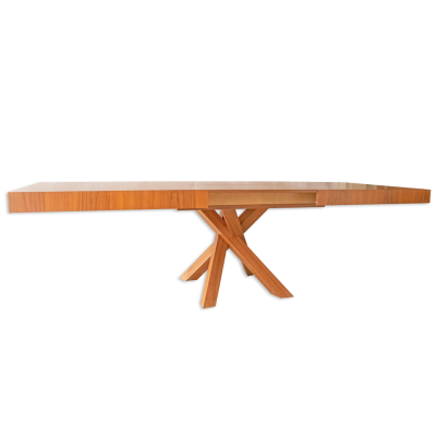 Mesa de madeira retangular com base entrecruzada