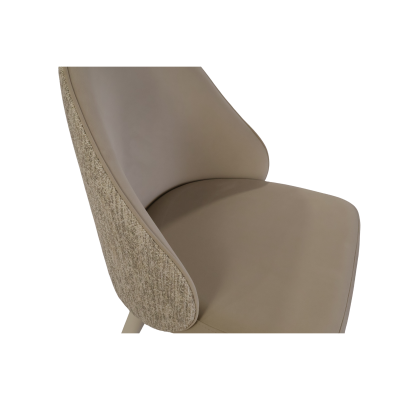 Cadeira bege com assento em pele sintética e laterais em tecido texturado