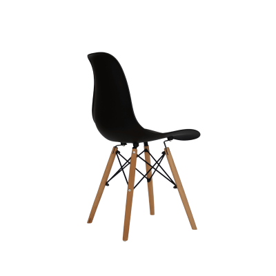 Cadeira preta com pernas de madeira claras e estrutura metálica preta
