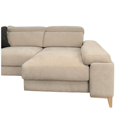 Sofá de canto bege claro com almofadas articulares e pernas de madeira