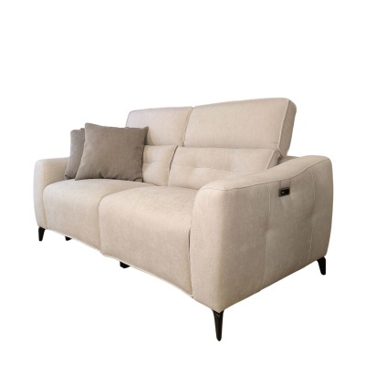 Sofá bege de três lugares com almofadas cinza e pés pretos.