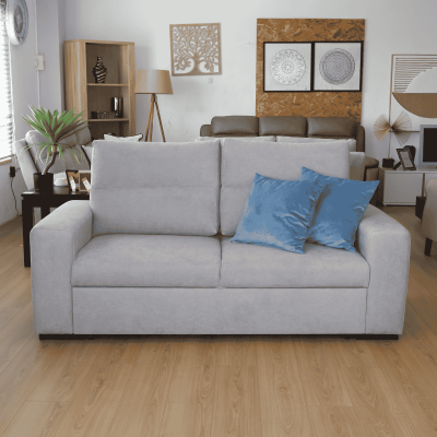 Sofá cinza claro com almofadas azuis numa sala moderna com decoração