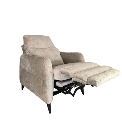 Poltrona reclinável castanho claro com estrutura metálica e pés pretos