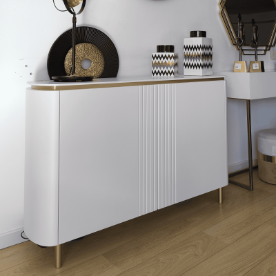 Aparador branco moderno com detalhes dourados e decoração em estilo contemporâneo