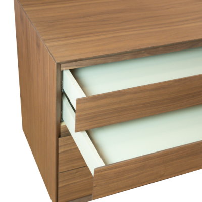 Cómoda de madeira castanha com duas gavetas abertas