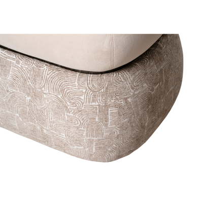 Sofá bege com base padrão geométrico