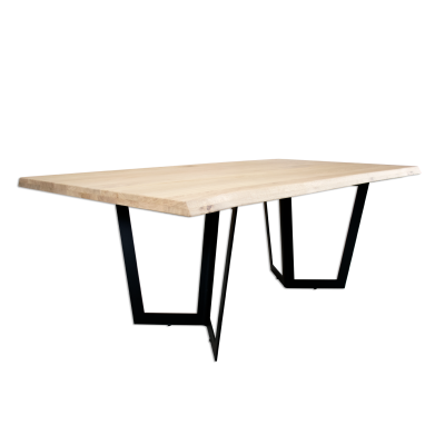 Mesa de jantar retangular com tampo de madeira clara e pernas metálicas pretas.