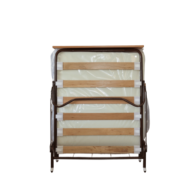 Cama dobrável com estrutura metálica, ripas de madeira e colchão branco