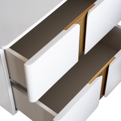 Cômoda branca com quatro gavetas abertas e puxadores de madeira