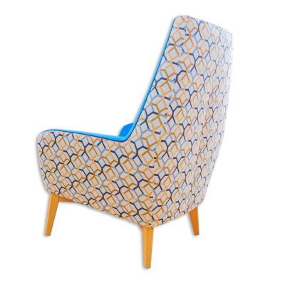 Poltrona estofada com padrão geométrico colorido e pernas de madeira
